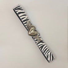 Cargar imagen en el visor de la galería, Cinturón Angel Pecador Cebra