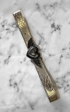 Cargar imagen en el visor de la galería, Cinturón Angel Pecador dorado croco